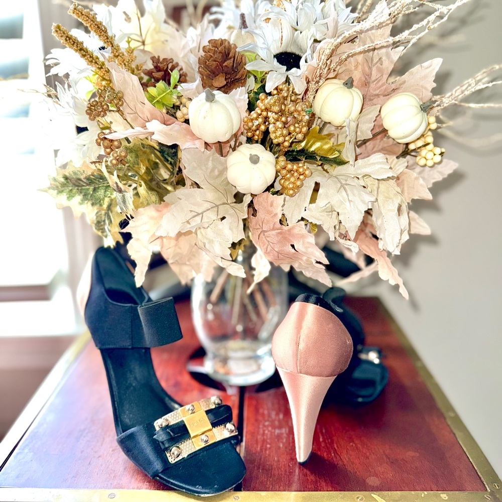 STUNNING!! Prada Black and Gold High Heels with Chic Design from Neiman Marcus - Picture 4 of 8